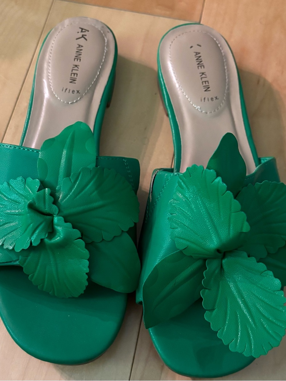 Green Anne Klein floral flat sandals size 8.5